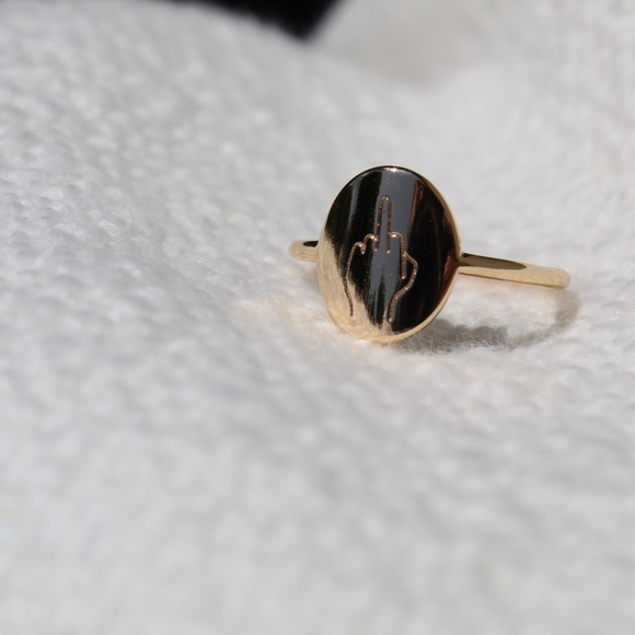 "Middle Finger" Oval Signet Gold Ring - Picture 3 of 6